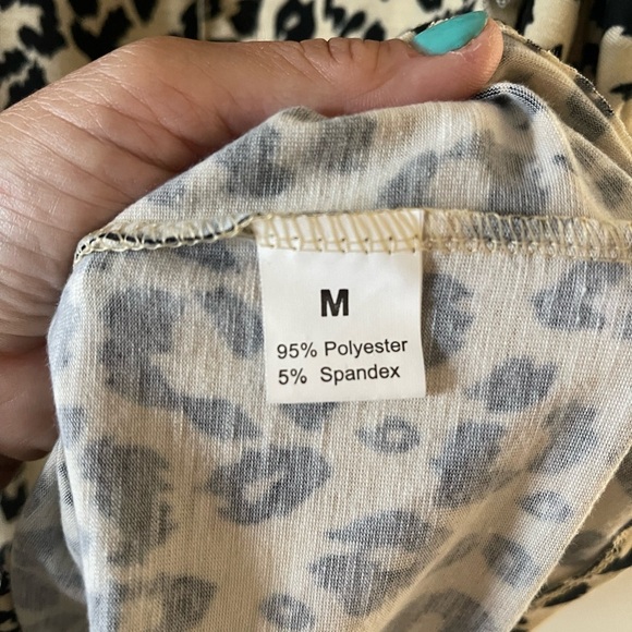 Leopard shirt - Woman’s size M - Picture 5 of 5